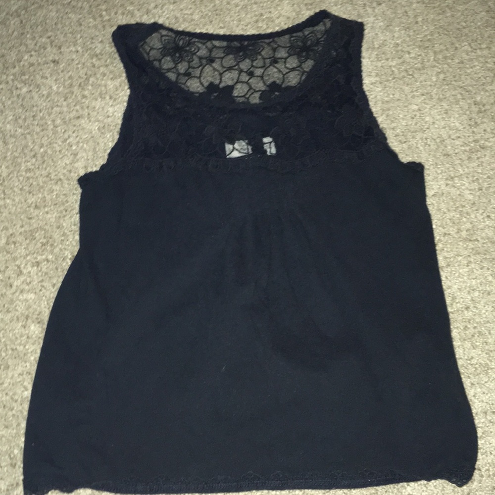 Sleeveless shirt.